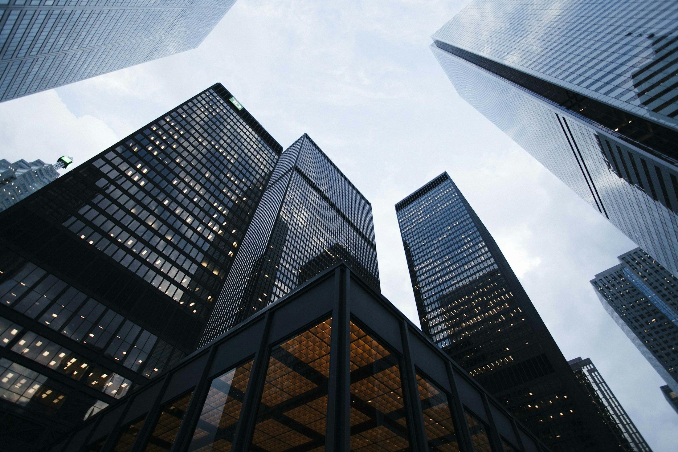 Fachada corporativa moderna conectada ao universo da engenharia